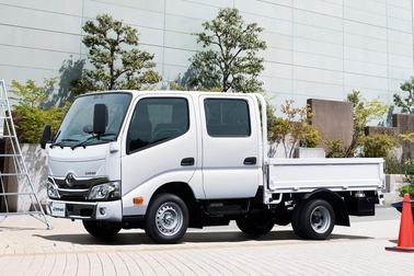 写真はダブルキャブ・2WD・ジャストロー・木製デッキ・1.0トン積・2.0Lガソリン車