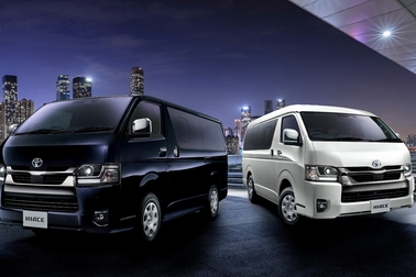 （左）特別仕様車スーパーGL“DARK PRIME II”（2WD・2800ディーゼル・標準ボディ）