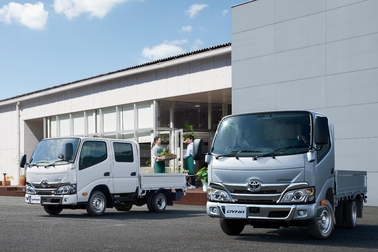 写真左はダブルキャブ・2WD・ジャストロー・木製デッキ・1.0トン積・2.0Lガソリン車