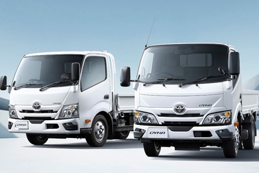 左）ワイドキャブ・2WD・ロングデッキ・フルジャストロー・2.0トン積