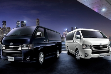 （左）特別仕様車スーパーGL“DARK PRIME II”（2WD・2800ディーゼル・標準ボディ）
